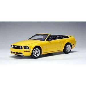  Autoart 1:18 2005 Ford Mustang GT Convertible screaming 