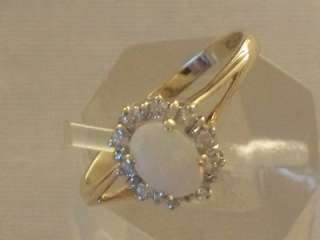 VINTAGE HALLMARKED 9CT GOLD LADIES RING INSET WITH A GENUINE OPAL 