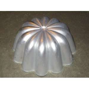   Aluminum 7x3 Inch Jell O Mold / Cake Baking Pan: Kitchen & Dining