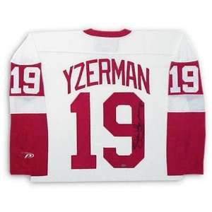  Steve Yzerman Detroit Red Wings Autographed Jersey: Sports 