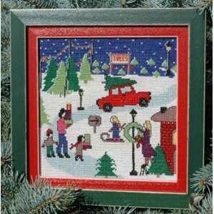  Christmas Bustle (w/threads)   Cross Stitch Pattern Arts 