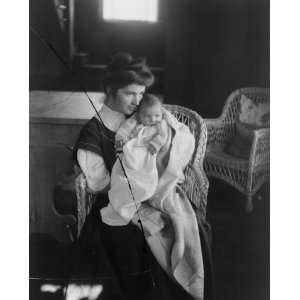  1908 photo Margaret Sanger, three quarter length portrait 