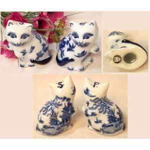  BLUE WILLOW Ceramic Cat Salt and Pepper Shakers Set of 2 